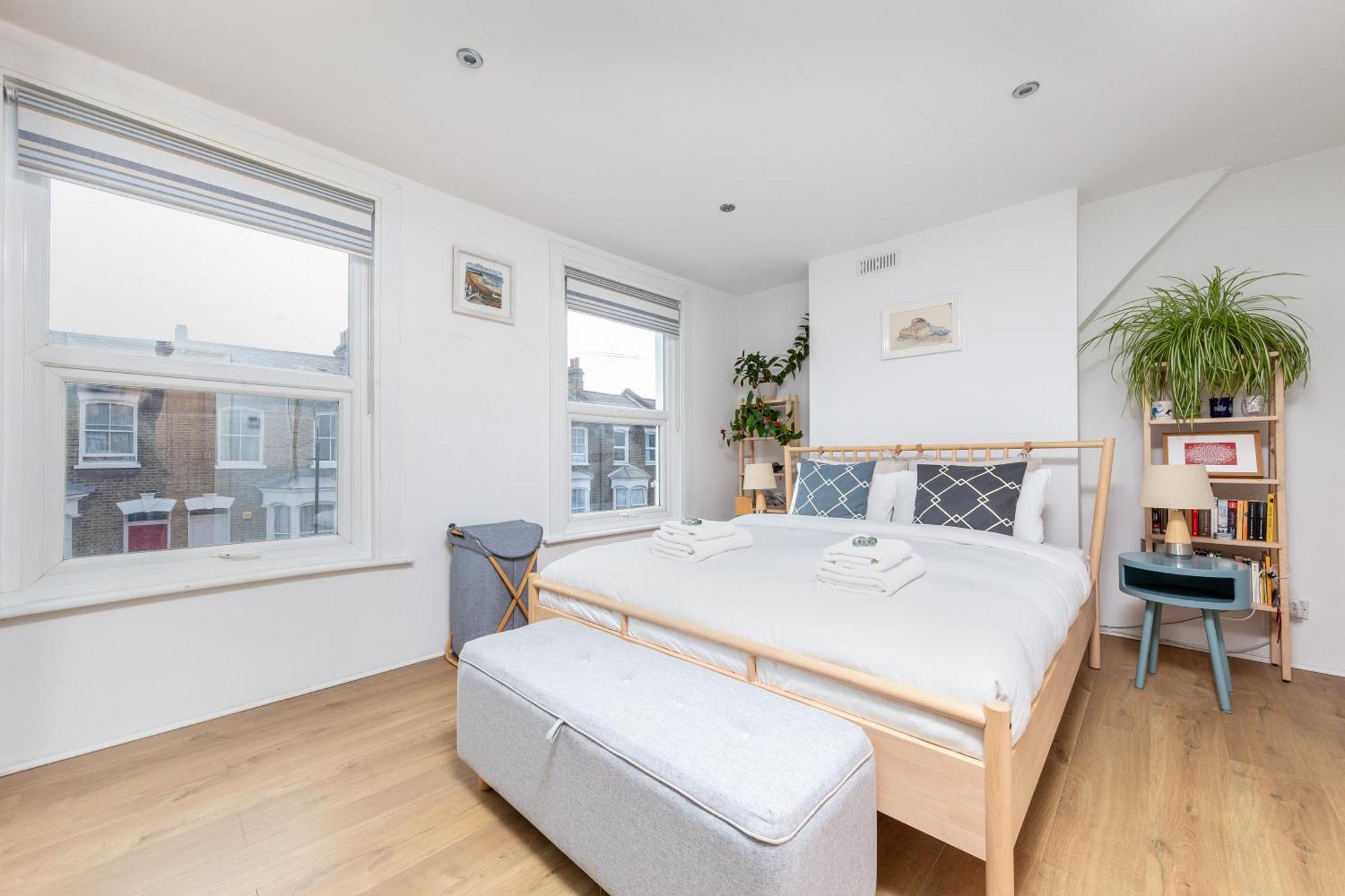 Chic Semi-detached House With A Private Garden, Se Hébergement de vacances *